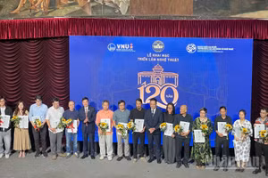 Tặng hoa tri ân các nhà nghiên cứu, nghệ sĩ, họa sĩ, nhà thiết kế đã đóng góp cho triển lãm.