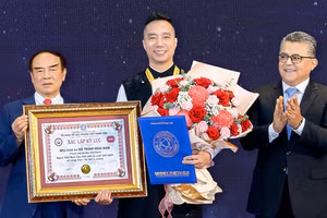 Nhà thiết kế Đỗ Trịnh Hoài Nam nhận chứng nhận Kỷ lục toàn cầu. (Ảnh: NVCC)