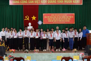 Đoàn công tác tỉnh chụp hình lưu niệm cùng thầy cô, học sinh Trường Trẻ em khuyết tật.