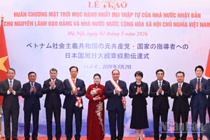 Thủ tướng Lê Minh Hưng và Thủ tướng Nhật Bản Takaichi Sanae cùng các đại biểu chụp ảnh chung.