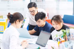 Thí sinh tìm hiểu thông tin tuyển sinh tại Trường đại học Công nghệ Thành phố Hồ Chí Minh.