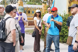 Lượng du khách nước ngoài tăng cao làm cho sức cầu trong nước có xu hướng cải thiện. Ảnh: NAM NGUYỄN