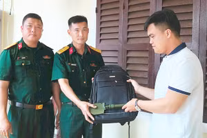 Tặng quà cho Đội quy tập hài cốt liệt sĩ
