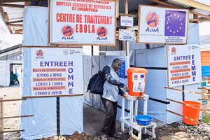 Một trung tâm điều trị Ebola tại Uganda. Ảnh: GETTY IMAGES