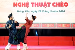 Ông Lâm Tới diễn vai xã trưởng trong trích đoạn "Xã trưởng, mẹ Đốp" (vở "Quan Âm Thị Kính").