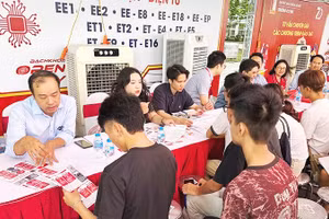 Các ngành đào tạo STEM thu hút thí sinh đến tìm hiểu.