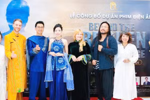 Đạo diễn Kristina Schippling (thứ ba từ phải sang) tại lễ công bố dự án phim.