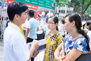 Tư vấn tuyển sinh ngành sức khỏe có cấp chứng chỉ hành nghề. Ảnh: NAM HẢI