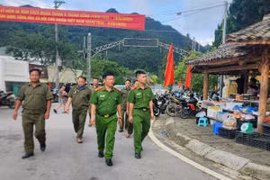 Lực lượng bảo vệ an ninh trật tự ở cơ sở hỗ trợ Công an xã Phố Bảng thực hiện công tác tuần tra địa bàn.