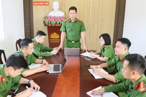 Thiếu tá Nguyễn Viết Đăng và các đồng nghiệp.