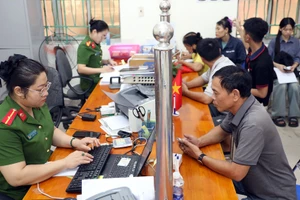 Người dân đến thực hiện thủ tục cấp căn cước tại điểm thu nhận thuộc Phòng Cảnh sát Quản lý hành chính về trật tự xã hội, Công an tỉnh Tuyên Quang được hướng dẫn nhiệt tình, chu đáo.