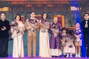 Ê-kíp làm phim "Hoàng hậu cuối cùng". (Ảnh: Galaxy)
