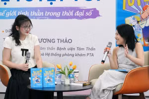 Thạc sĩ, bác sĩ Bùi Phương Thảo (bên phải) trò chuyện về cách cha mẹ đồng hành cùng con cái.