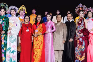 Bộ sưu tập “Dáng ngọc bên sông” của nhà thiết kế Nhung góp thêm một tiếng nói sáng tạo vào hành trình lan tỏa áo dài Việt. (Ảnh: Nhiếp ảnh gia Hồ Sỹ Phước)