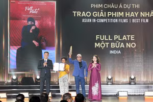 Phó Chủ tịch nước Võ Thị Ánh Xuân và Bí thư Thành ủy Đà Nẵng Lê Ngọc Quang trao giải Phim châu Á xuất sắc nhất cho đoàn làm phim "Full plate". (Ảnh: TÙNG LÂM)