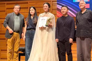 Thục Anh nhận giải thưởng tại cuộc thi Asia Art Festival. (Ảnh: NVCC)
