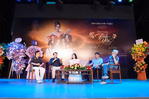 Tiến sĩ, nghệ sĩ Khánh Ly trong buổi họp báo.