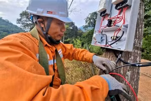 Nhân viên Điện lực Nghệ An lắp đặt đường dây, thiết bị điện ở xã biên giới Mỹ Lý.
