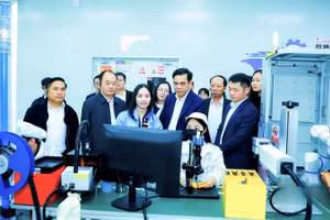 Đoàn công tác của Ủy ban nhân dân tỉnh Nghệ An thăm Nhà máy Luxshar-ICT chuyên sản xuất linh kiện điện tử, tại Khu công nghiệp, đô thị và dịch vụ VSIP Nghệ An.