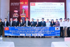 Các đại biểu chụp ảnh lưu niệm. (Ảnh: MAI HOA)