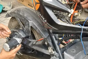 Học sinh độ xe điện để tăng vận tốc tối đa lên 90km/h. (Ảnh: Công an xã Anh Sơn)