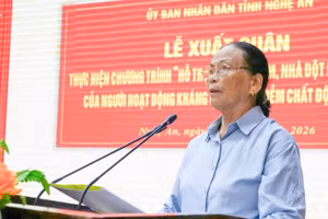 Bà Nguyễn Thị Hòa đại diện đối tượng được hỗ trợ thuộc xã Hưng Nguyên bày tỏ sự xúc động khi nhận được sự quan tâm, hỗ trợ quý báu.