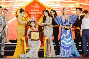 Hoa hậu Bùi Thị Thùy Dương trong khoảnh khắc đăng quang. (Ảnh: Ban tổ chức)