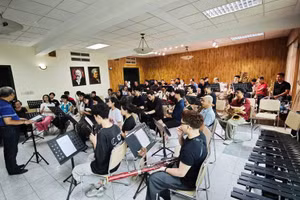  Các giảng viên, nghệ sĩ, học sinh, sinh viên tập luyện chuẩn bị cho đêm diễn. (Ảnh: Khoa Kèn, Gõ, Guitar)