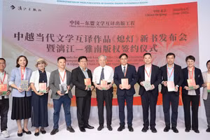 Đại diện Tập đoàn Xuất bản và Truyền thông Quảng Tây, Nhã Nam, Nhà xuất bản Lijiang và các đại biểu chúc mừng thành quả bước đầu của dự án dịch thuật văn học Việt Nam sang tiếng Trung. (Ảnh: Nhã Nam cung cấp)
