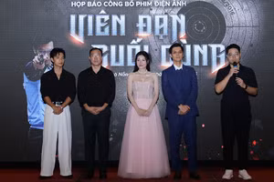 Đạo diễn Đinh Tuấn Vũ, các diễn viên Nhan Phúc Vinh, Thanh Hương, xạ thủ Hoàng Xuân Vinh và diễn viên Việt Hoàng tại lễ công bố dự án.