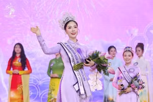 Thí sinh Phùng Thị Huyền My đăng quang trong đêm chung kết. (Ảnh: Ban tổ chức)