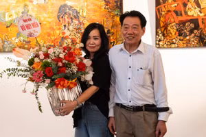 Họa sĩ Bích Thảo và họa sĩ Vũ Huy Mến tại triển lãm. (Ảnh: Ban tổ chức)