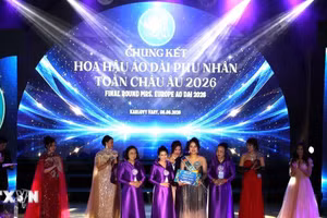 Ban Tổ chức đã trao các giải phụ gồm Người đẹp Truyền thông, Người đẹp Tài năng, Gương mặt Khả ái và Phu nhân được yêu thích nhất. (Ảnh: TTXVN)
