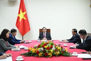 Thủ tướng Phạm Minh Chính điện đàm với Thủ tướng Singapore Lawrence Wong.