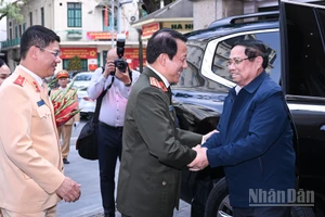 Thủ tướng Phạm Minh Chính đến thăm, chúc Tết và kiểm tra công tác ứng trực bảo đảm trật tự an toàn, an ninh của lực lượng công an.