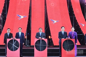 Thủ tướng Phạm Minh Chính và các đại biểu nhấn nút khai mạc Hội chợ.