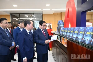 Thủ tướng Phạm Minh Chính và các đại biểu tham quan khu trưng bày sách và giới thiệu về các hoạt động của Học viện.