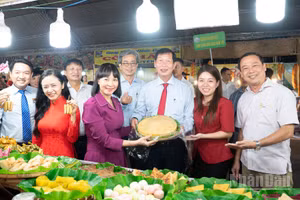 Các đại biểu tỉnh An Giang quảng bá Ngày hội Bánh dân gian Nam Bộ.