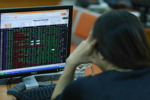 Cổ phiếu chứng khoán bứt phá, VN-Index thoát hiểm phút cuối