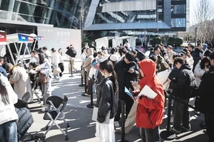 Dòng người xếp hàng tham gia một sự kiện về OpenClaw. Ảnh: CNA