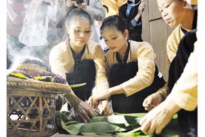 Chung tay làm bánh của đồng bào dân tộc Thái. Ảnh: BẮC SƠN