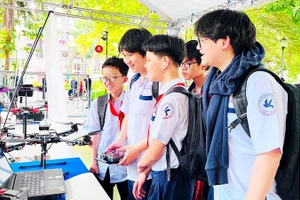 Bạn trẻ hào hứng tham gia các hoạt động trải nghiệm tại không gian "Công nghệ - Sáng tạo" của Youth Fest 2026.