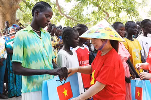 Đại diện BVDC 2.7 trao quà cho người dân địa phương. Ảnh: BVDC2.7