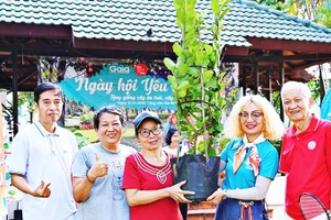 Người dân Thành phố Hồ Chí Minh nhận cây giống tại Ngày hội yêu cây năm 2026.