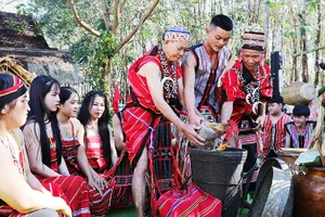 Lễ ăn than của người Giẻ-Triêng. Ảnh: K.MINH