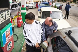 Việc Mỹ siết chặt cấm vận khiến nguồn cung nhiên liệu trở nên khan hiếm tại Cuba. Ảnh: AP