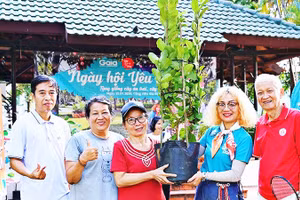 Người dân Thành phố Hồ Chí Minh nhận cây giống tại Ngày hội yêu cây năm 2026.