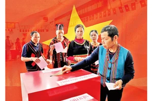 Đồng bào các dân tộc Việt Nam gửi trọn niềm tin trong lá phiếu. Ảnh: KHIẾU MINH