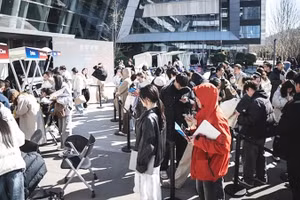 Dòng người xếp hàng tham gia một sự kiện về OpenClaw. Ảnh: CNA