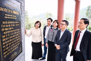 Cán bộ, phóng viên Báo Nhân Dân thăm địa điểm di tích nơi Ban Biên tập Báo làm việc từ tháng 9/1953 đến tháng 7/1954 tại Tuyên Quang.